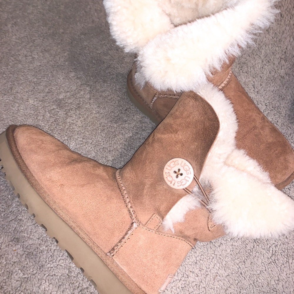 NWOT Mini Bailey Button Winter Ugg Boots